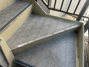 外れて無くなっていた階段ノンスリップの施工前