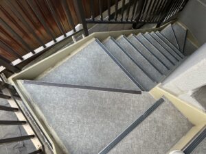 新しいノンスリップを取り付けた施工完了後の階段