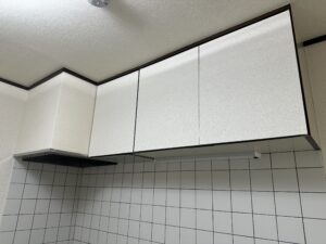 壁紙施工後の吊戸棚