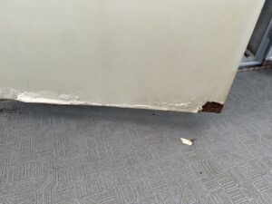 マンション玄関ドア下部の爆裂による腐食