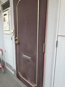 色あせたマンション玄関ドア施工前