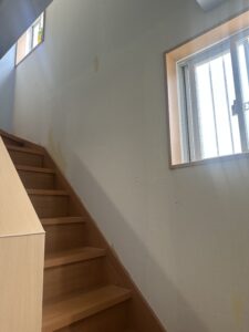 階段まわりの壁紙張り替え施工前