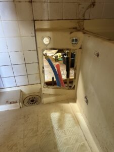 ユニットバスの点検口から給水・給湯配管を確認