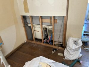 ユニットバス裏側の石膏ボードを開口して給排水を確認