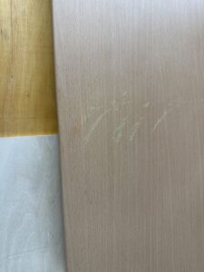 木目調建具についた複数の線傷・リペア施工前