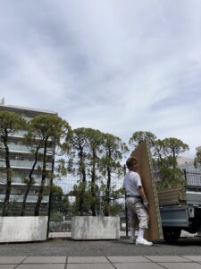 リフォーム工事で畳を運び出す様子