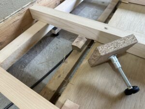 床下地の高さを調整する調整束