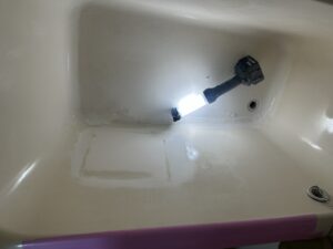ユニットバス浴槽内を下地処理している様子