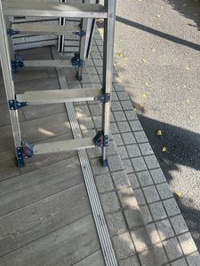 段差のある足元で使用した伸縮脚立