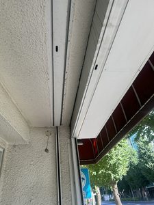 店舗シャッターと建物躯体の隙間