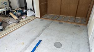 畳を撤去して床下地を整えた和室