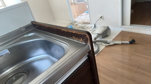 補修前のキッチン流し台側面