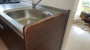 傷んだキッチン流し台の袖板