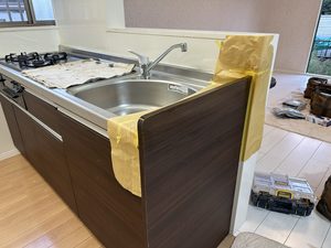 キッチン袖板リペアの養生作業