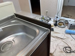 補修後のキッチン流し台側面