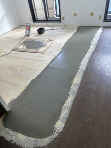 間仕切り撤去跡をアースタックで平滑にする作業