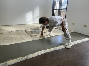 既設床との高さを調整している様子