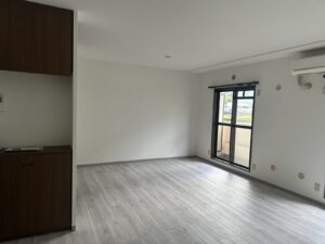 フロアタイルで仕上げた広々とした室内